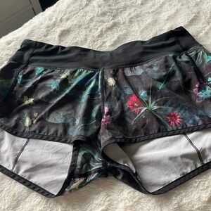 Lululemon speed up Shorts Women Curious Jungle Black Floral Vented size 8